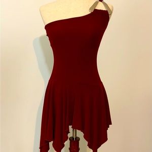Asymmetrical hem cut, one shoulder, thigh length top. By Soprano. Small. Wine.